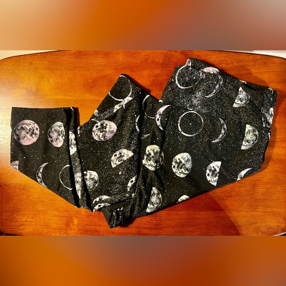 LulaRoe Tall & Curvy Moon Phase Black Leggings
